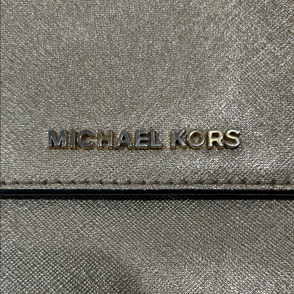 Michael Kors Jet Set Gold Crossbody Bag, PRISTINE CONDITION (dimensions 9.5”x7”) - Picture 14 of 16